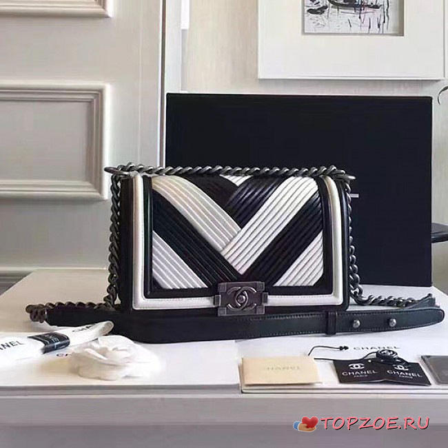 CHANEL MEDIUM CHEVRON QUILTED BOY BAG WHITE AND BLACK A13044 VS 04002 - 1