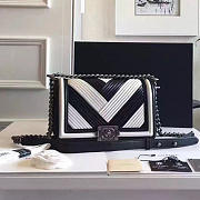 CHANEL MEDIUM CHEVRON QUILTED BOY BAG WHITE AND BLACK A13044 VS 04002 - 1