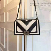 CHANEL MEDIUM CHEVRON QUILTED BOY BAG WHITE AND BLACK A13044 VS 04002 - 4