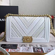 CHANEL CHEVRON QUILTED MEDIUM BOY BAG WHITE A67086 VS 08105 - 3