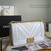 CHANEL CHEVRON QUILTED MEDIUM BOY BAG WHITE A67086 VS 08105 - 4