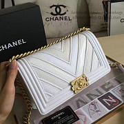 CHANEL CHEVRON QUILTED MEDIUM BOY BAG WHITE A67086 VS 08105 - 5