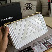 CHANEL CHEVRON QUILTED MEDIUM BOY BAG WHITE A67086 VS 08105 - 6