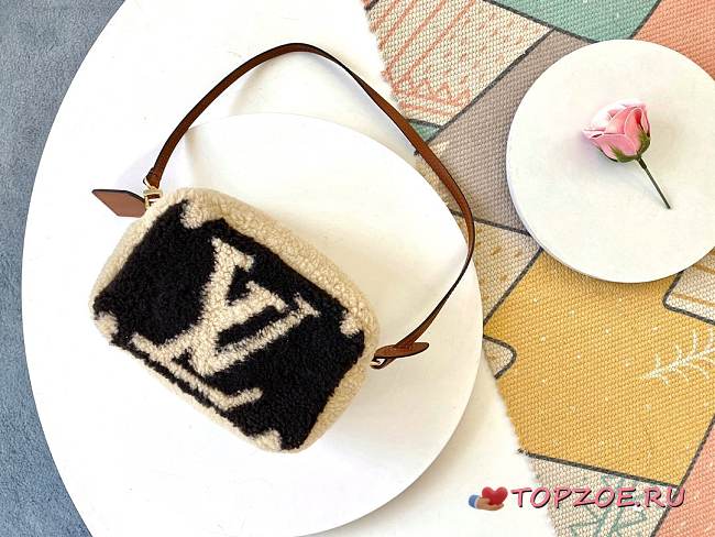 LV M68599 TEDDY VILLUS POUCH - 1