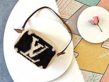 LV M68599 TEDDY VILLUS POUCH