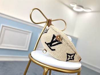 LV MONOGRAM TEDDY WOOL WAIST BAG M55425