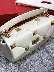 VALENTINO LARGE ROMAN STUD SHOULDER BAG BSF098 SIZE 30 x 20 x 12 CM - 2