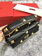 VALENTINO LARGE ROMAN STUD SHOULDER BAG BSF0NO SIZE 30 x 20 x 12 CM - 2