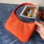 PRADA RE-EDITION 2000 NYLON MINI BAG ORANGE 1NE515 SIZE 23 × 17 × 6 CM - 4