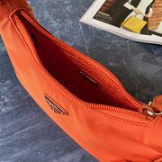 PRADA RE-EDITION 2000 NYLON MINI BAG ORANGE 1NE515 SIZE 23 × 17 × 6 CM - 2
