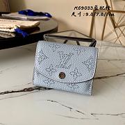 LV IRIS XS WALLET CORNFLOWER BLUE M67498 SIZE 9.8 x 7.8 x 1 CM - 1
