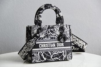 DIOR MEDIUM LADY D-LITE BLACK & WHITE M0565 SIZE 24 x 20 x 11 