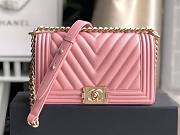 CHANEL CHEVRON BOY BAG LIGHT PINK A67086 SIZE 25 x 15 x 7 CM - 1