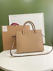 BURBERRY SMALL LEATHER TWO-HANDLE TITLE BAG BEIGE 80246871 SIZE 34 CM - 4