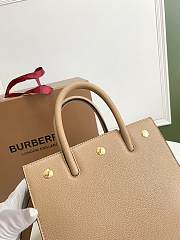 BURBERRY MINI LEATHER TWO-HANDLE TITLE BAG BEIGE 80254721 SIZE 26 CM - 2