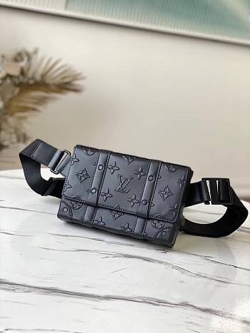LV TRUNK SLING BAG BLACK M57952 SIZE 20.5 x 14 x 4.5 CM