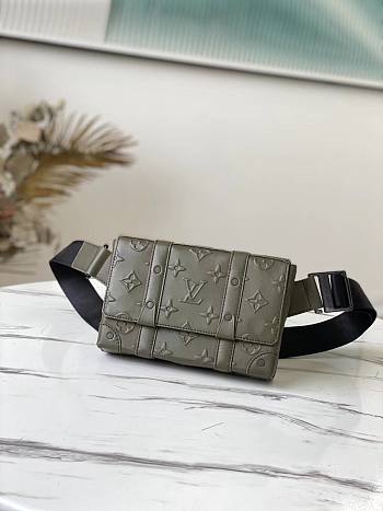 LV TRUNK SLING BAG ARMY GREEN M57952 SIZE 20.5 x 14 x 4.5 CM