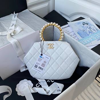 CHANEL CLUTCH WHITE AS2609 SIZE 30 x 25 x 4.5 CM