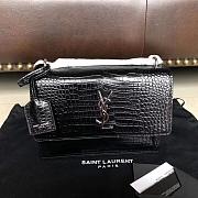 YSL SUNSET MEDIUM IN CROCODILE EMBOSSED LEATHER BLACK 442906 SIZE 22 CM - 1