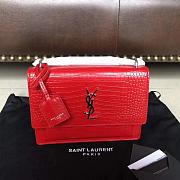 YSL SUNSET MEDIUM IN CROCODILE EMBOSSED LEATHER RED 442906 SIZE 22 CM - 1