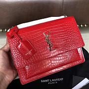 YSL SUNSET MEDIUM IN CROCODILE EMBOSSED LEATHER RED 442906 SIZE 22 CM - 5