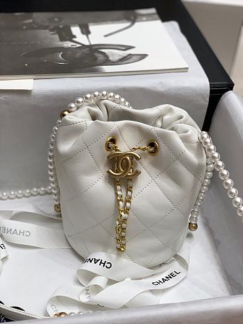  CHANEL SMALL DRAWSTRING BAG WHITE SIZE 19 CM