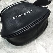 BALENCIAGA EVERYDAY STRAP CROSSBODY BAG BLACK SIZE 24 CM - 4