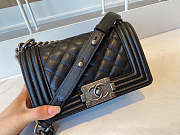 CHANEL BOY HANDBAG BLACK & RUTHENIUM-FINISH METAL A67085 20 CM - 2