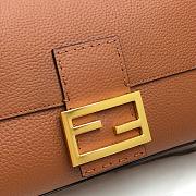 Fendi Large Baguette in Brown Grain Leather Size 33 x 18 x 5.5 cm - 5