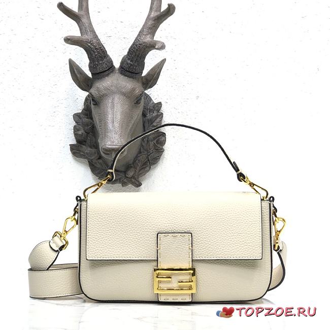 Fendi Baguette in White Grain Leather 8BR600 Size 26 x 14 x 4 cm - 1