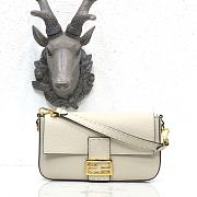 Fendi Baguette in White Grain Leather 8BR600 Size 26 x 14 x 4 cm - 5