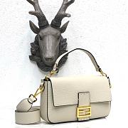 Fendi Baguette in White Grain Leather 8BR600 Size 26 x 14 x 4 cm - 3