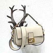 Fendi Baguette in White Grain Leather 8BR600 Size 26 x 14 x 4 cm - 2
