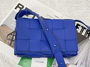 BOTTEGA VENETA CASSETTE KLEINBLUE MEDIUM SIZE23CM - 1