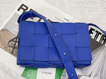 BOTTEGA VENETA CASSETTE KLEINBLUE MEDIUM SIZE23CM