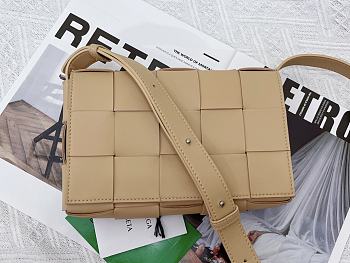BOTTEGA VENETA CASSETTE BEIGE MEDIUM SIZE23CM