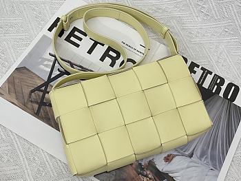 BOTTEGA VENETA CASSETTE GOOSE MEDIUM SIZE23CM