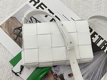BOTTEGA VENETA CASSETTE WHITE MEDIUM SIZE23CM
