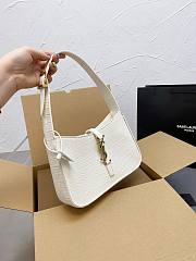 YSL LE 5 À 7 HOBO BAG IN CROCODILE-EMBOSSED SHINY LEATHER WHITE 25CM - 4