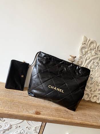 CHANEL 22 BAG Calfskin Black Medium 39cm