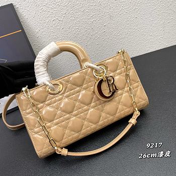 MEDIUM LADY D-JOY BAG SAND-COLORED 9217 26*14*6cm
