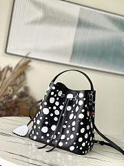 LV x YK Néonoé BB Black M21753 20 x 20 x 13 CM - 1