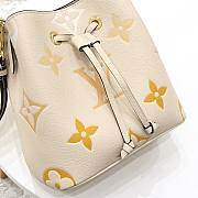 LV Néonoé Empreinte Monogram Beige M45716 20 x 20 x 13 CM - 6