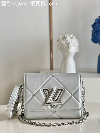LV M59029 Twist01   23 x 17 x 9.5 CM