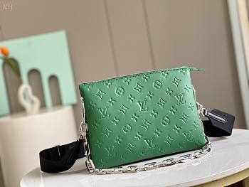 LV Coussin02 26 x 20 x 12CM