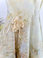 Vestido corto de tirantes finos con detalle de nudo frontal de Zimmermann Memento, estampado floral Rose Arbor. zimmermann memento twist front spaghetti strap mini dress rose arbor floral print - 2