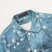 Chaqueta Estilo Camisa Denim con Monograma Efecto Galaxia Azul Louis Vuitton Louis Vuitton Blue Spray Monogram Denim Shirt Jacket - 4