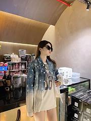 Chaqueta Estilo Camisa Denim con Monograma Efecto Galaxia Azul Louis Vuitton Louis Vuitton Blue Spray Monogram Denim Shirt Jacket - 2