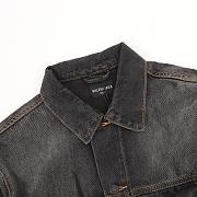 Chaqueta Denim Lavada con Estampado Estilo Gótico Sánscrito Balenciaga Balenciaga Printed Washed Denim Jacket - 4