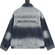 Chaqueta Vaquera Degradada con Bordado del Logotipo Balenciaga Balenciaga Gradient Logo Embroidered Denim Jacket - 6